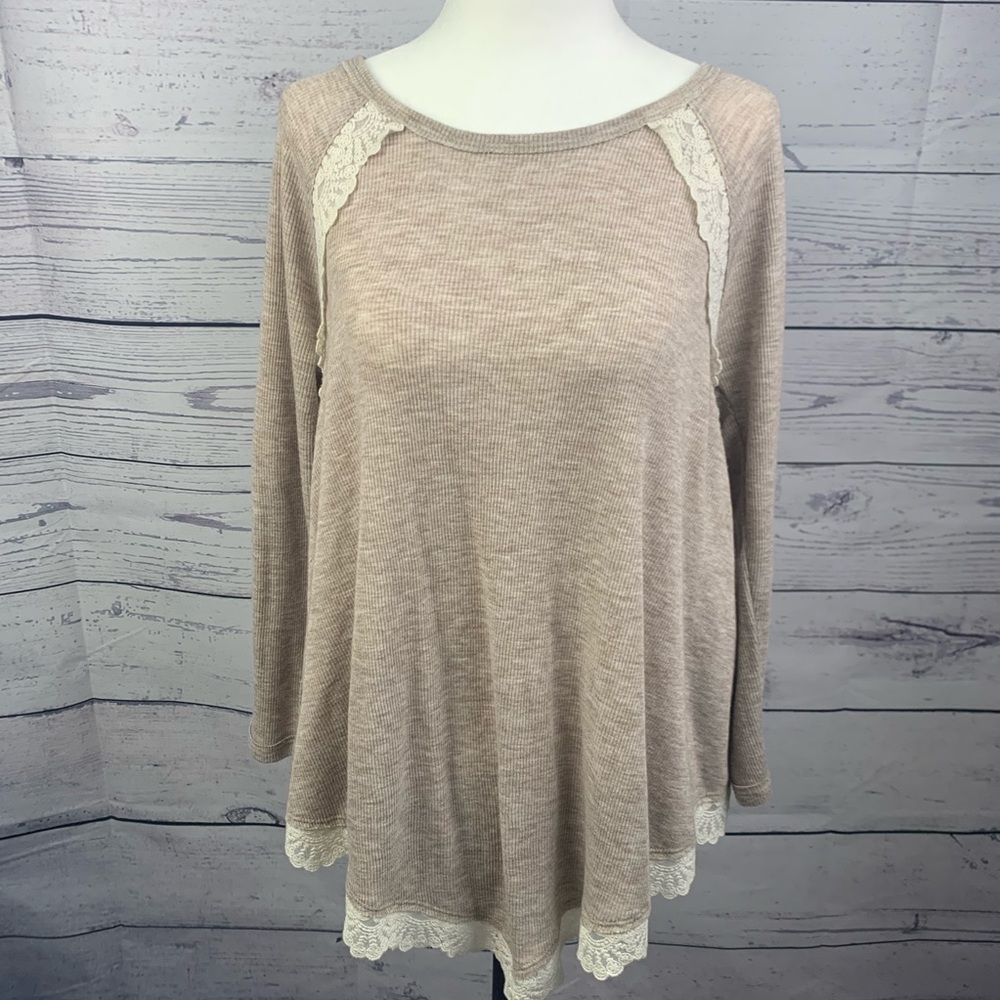 Hollistor V-Shape Hem with Lace Detail